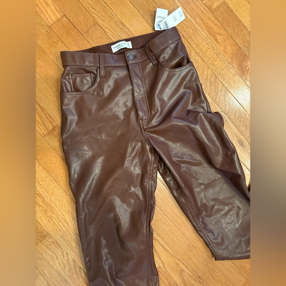 NWT Abercrombie & Fitch 90s high-rise vegan leather pants, coffee brown - Picture 3 of 8